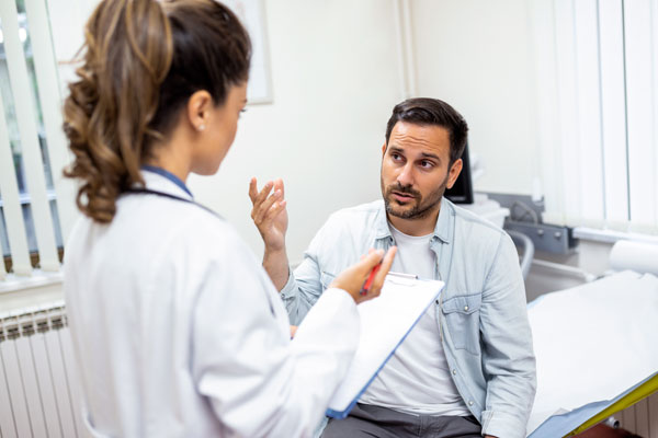 Мужчина на приеме у врача